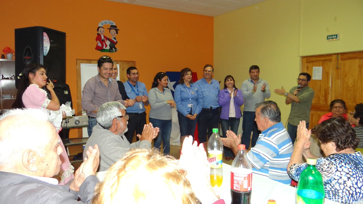 ClaudioSazo1's tweet photo. Ayer en el Cram de Mejillones con el voluntariado de GNLM atendiendo a los adultos mayores celebrando  18 chico https://t.co/2eGwEUx3kc