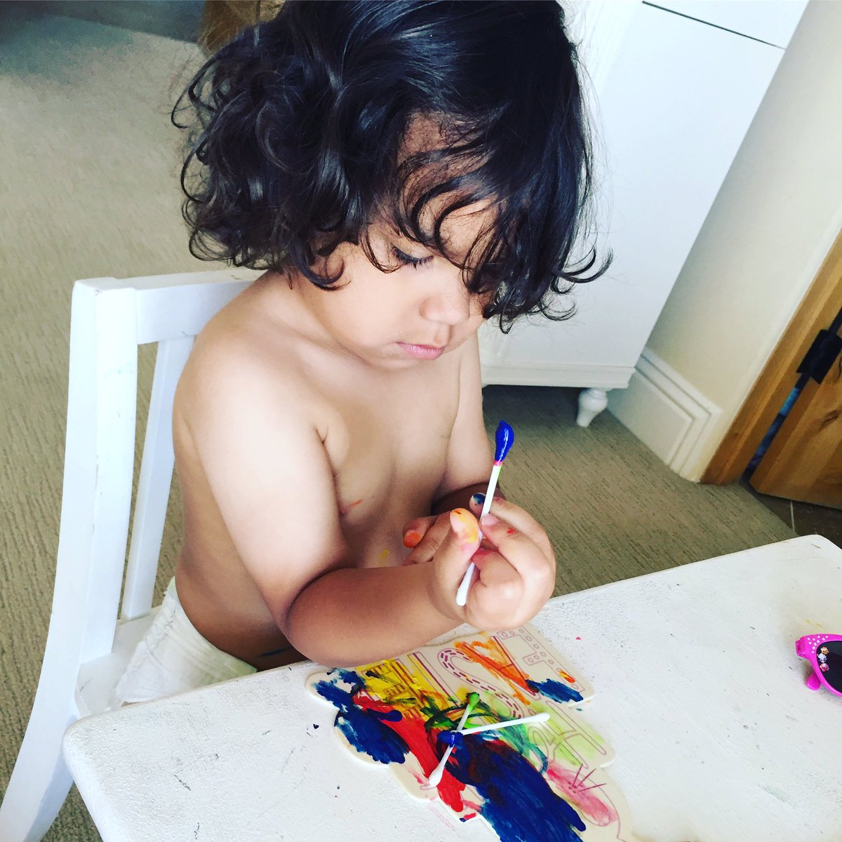 thefamrules's tweet photo. Let children explore their artistic side π¨π½βπ¨π¨π #ItsOkToGetMessy #painting #BabyPicasso https://t.co/Q5RNAoBskv