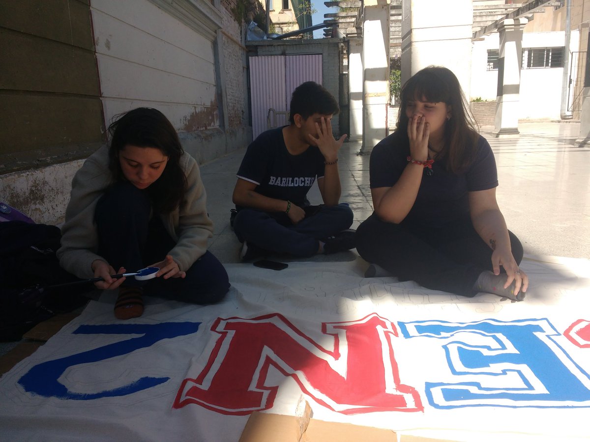 N2Centro's tweet photo. AHORA: estamos pintando la bandera nueva! https://t.co/YF3fgaJmHF
