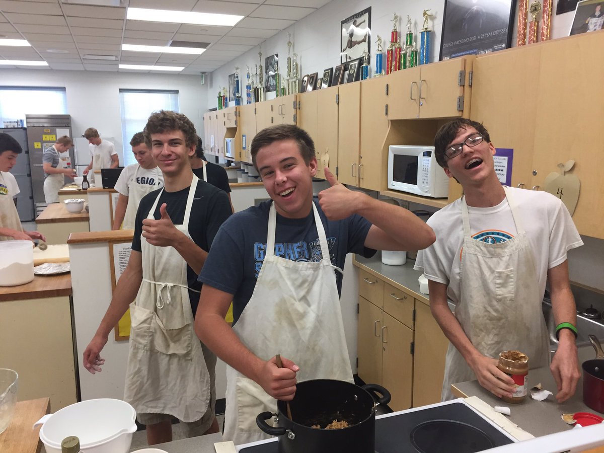 RyanRadke316's tweet photo. Restaurant Management Class prepping their Food Innovation Meal#byronbears #FACSedu https://t.co/vVQ1oHLL1u