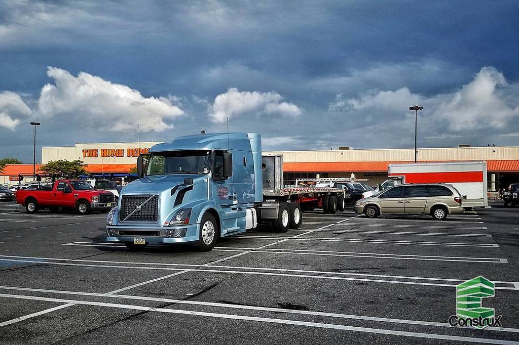 GoConstrux's tweet image. When that guy takes more than one space in the @HomeDepot pro parking lot... #18Wheels18ParkingSpaces #BigBluePark… bit.ly/2vX1EHC