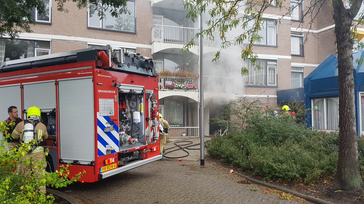 TonvanderToolen's tweet photo. Zojuist een brandje aan de #Aar.. Geblust door @KazMTH en @KazerneSlotlaan met ass. @politieRdam_O https://t.co/bx7fwo39mM