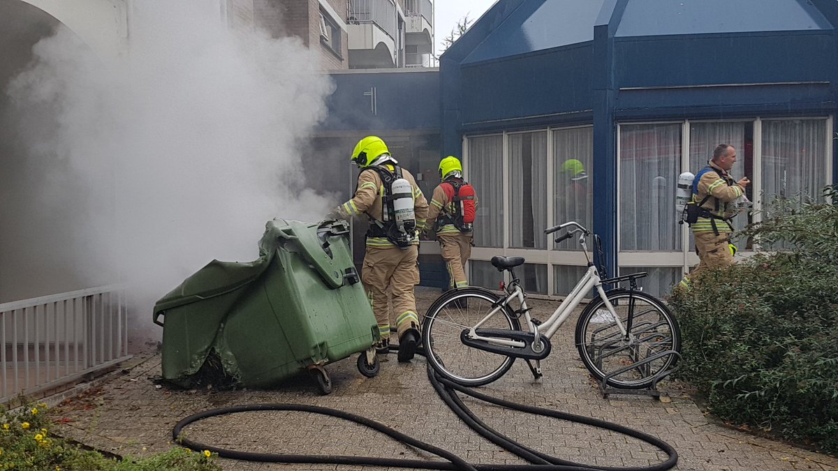 Zojuist een brandje aan de #Aar.. Geblust door <a href="/KazMTH/">Brandweer Metaalhof</a> en <a href="/KazerneSlotlaan/">Kazerne Slotlaan</a> met ass. @politieRdam_O