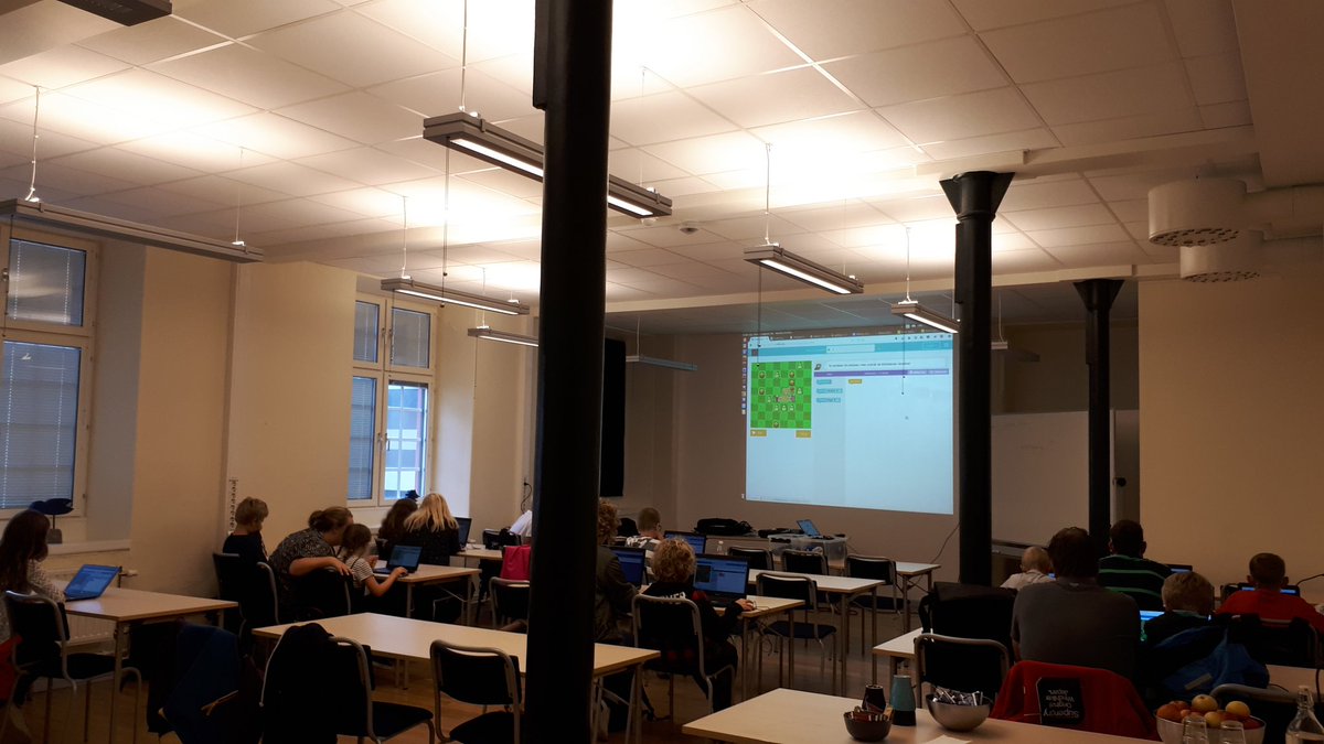 CoderDojoKhmn's tweet image. Nu är vi igång. Höstens första #CoderDojo. Och massor av nya code-ninjas @kreativum. Här är code.org-gruppen. #barn #framtid