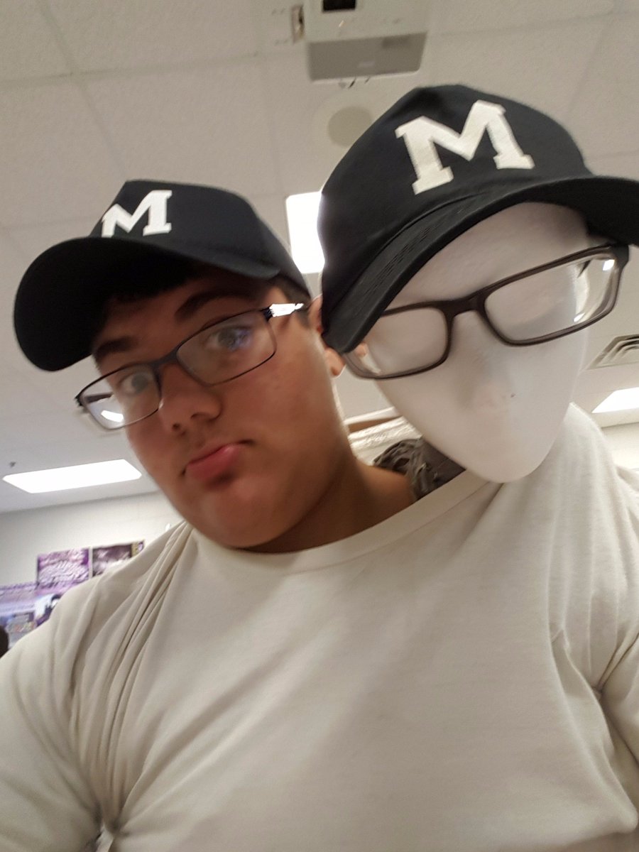 BrandonRBryant's tweet photo. Me and my twin Brian chillin and twinnin #muskiehomecoming2017 https://t.co/RiJBjTFoJ9