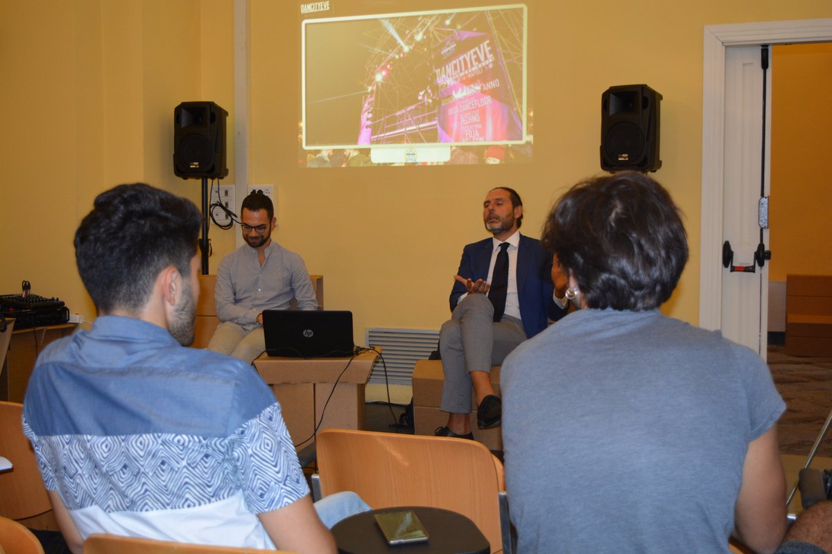 StartUpMusicLab's tweet photo. A #StartUpMusicLab è la volta di @PaoloAscione, responsabile iniziative speciali ed eventi di @radiokisskiss 
#music #radiokisskiss #events https://t.co/LvgBvoru68