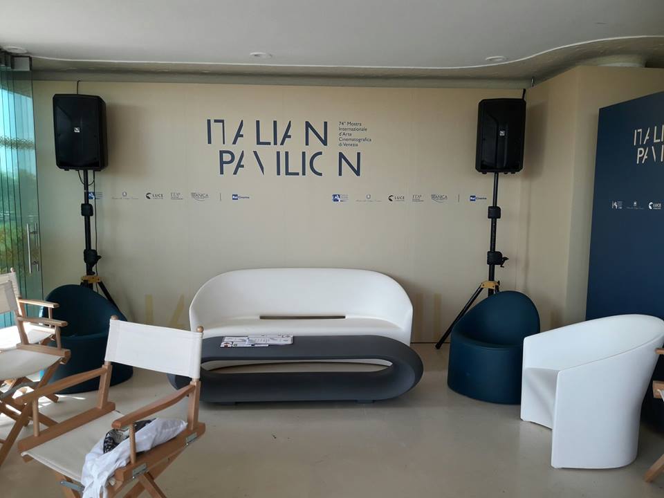 SerralungaItaly's tweet photo. Serralunga comes back to the scene no less than at 74 Mostra Del Cinema di Venezia. Discover all our products: https://t.co/yiRmuxRsdU https://t.co/u3K9LDzt63