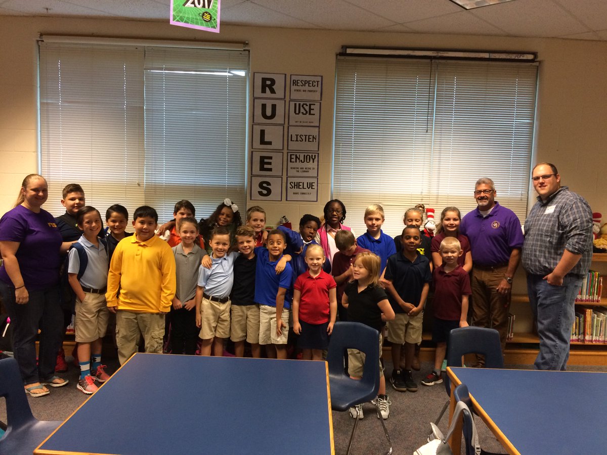 Fairdale Elementary had their first ever FCA huddle this morning! Thanks to Mr. Atkinson leading the way! @FESBBDAWGS