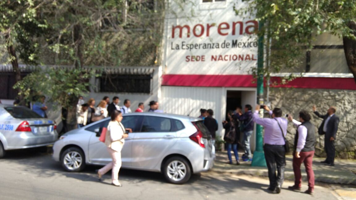 alexandrablank4's tweet photo. Estamos en la entrega de  #YoFirmoXMonreal en las instituciones de morena. https://t.co/A0abQgFYu8