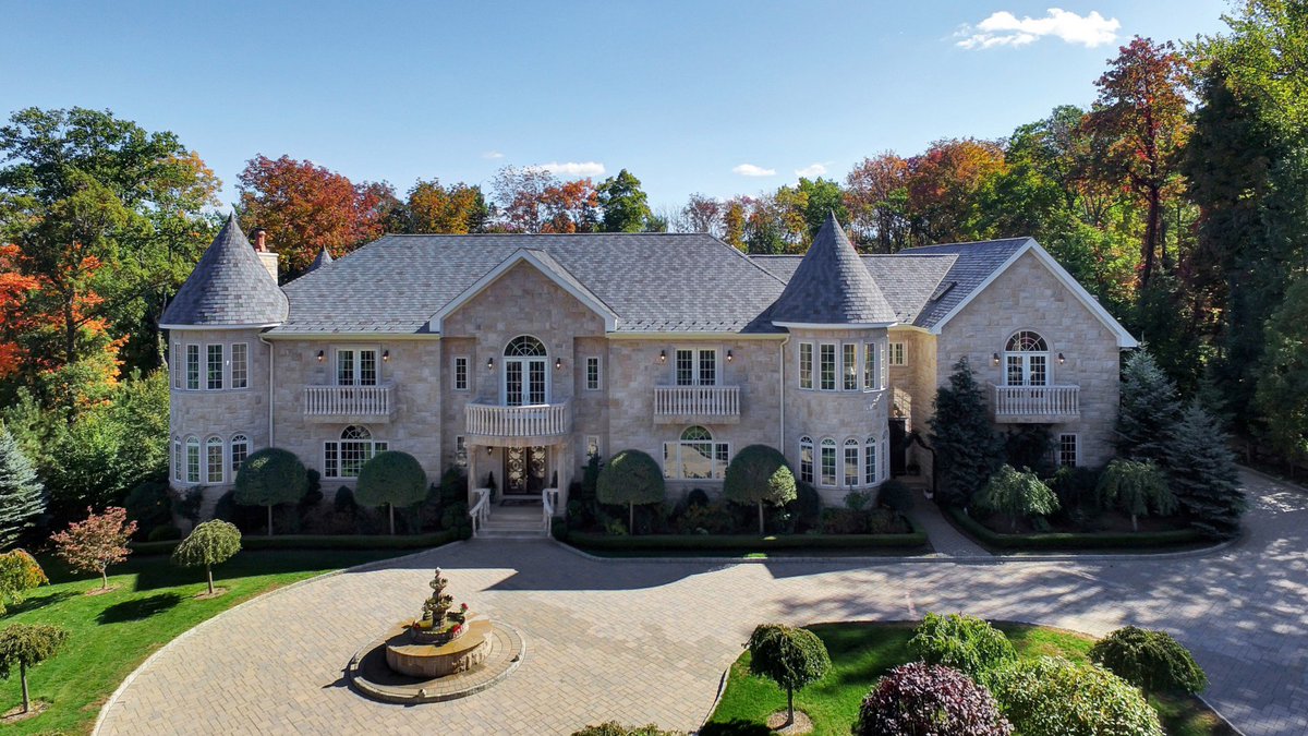 NJHomeScene's tweet image. A Castle &amp;amp; #BergenCounty #Luxury #DreamHome w/new LOW price! ow.ly/EEX530f9I3e Brian Morgenweck (201)546-0040 to book tour *SEE VIDEO*