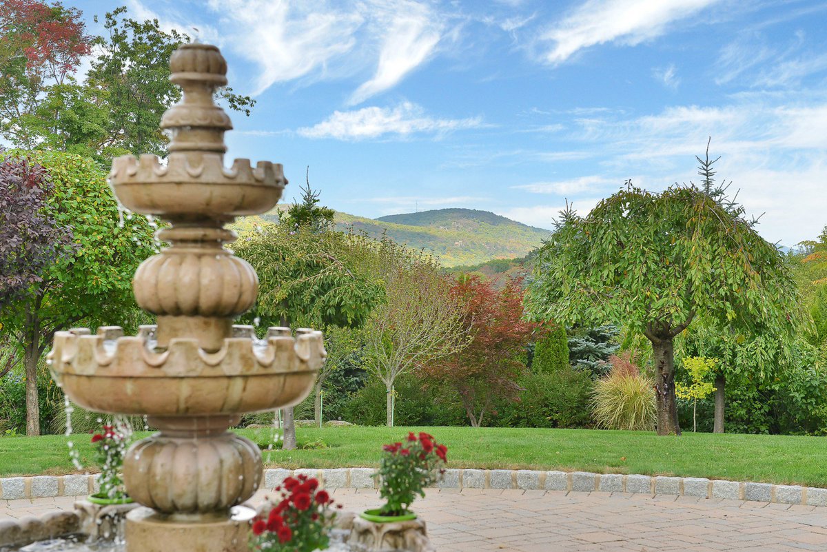 NJHomeScene's tweet image. A Castle &amp;amp; #BergenCounty #Luxury #DreamHome w/new LOW price! ow.ly/EEX530f9I3e Brian Morgenweck (201)546-0040 to book tour *SEE VIDEO*