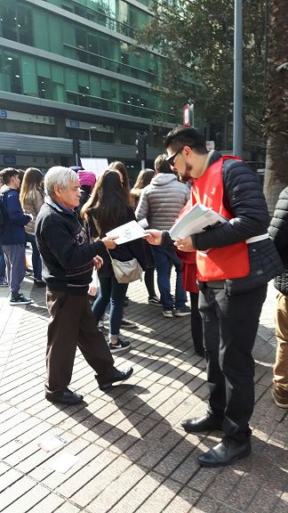 RChileIncluye's tweet photo. #Entregando #RevistaChileIncluye #PaseoAhumada https://t.co/FeMvS0VgCC