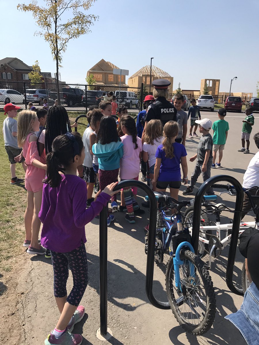 JeanneSauvePS's tweet photo. Thank you to DRPS officer for popping by to say hi to our students. https://t.co/IEIItoTxTQ