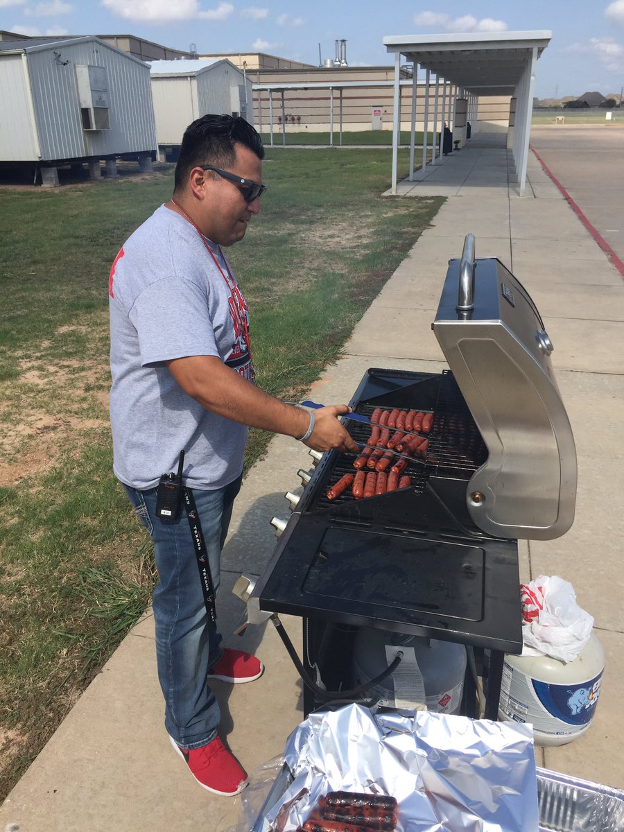 Tim_Chesser's tweet photo. #twolves10 annual NFL kickoff tailgate delayed by #Harvey a week late but still just as fun https://t.co/r8fTQI3lYI