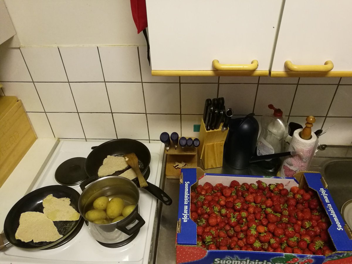 JuhaTenhonen's tweet photo. Pieniä iltapuhteita... Illalliseksi #perunoitajapaneroituapunakampelanfilettä ja jälkkäriksi #suomalaisia #mansikoita🍓 #ltk #numero42 https://t.co/9q8mdDRE5k