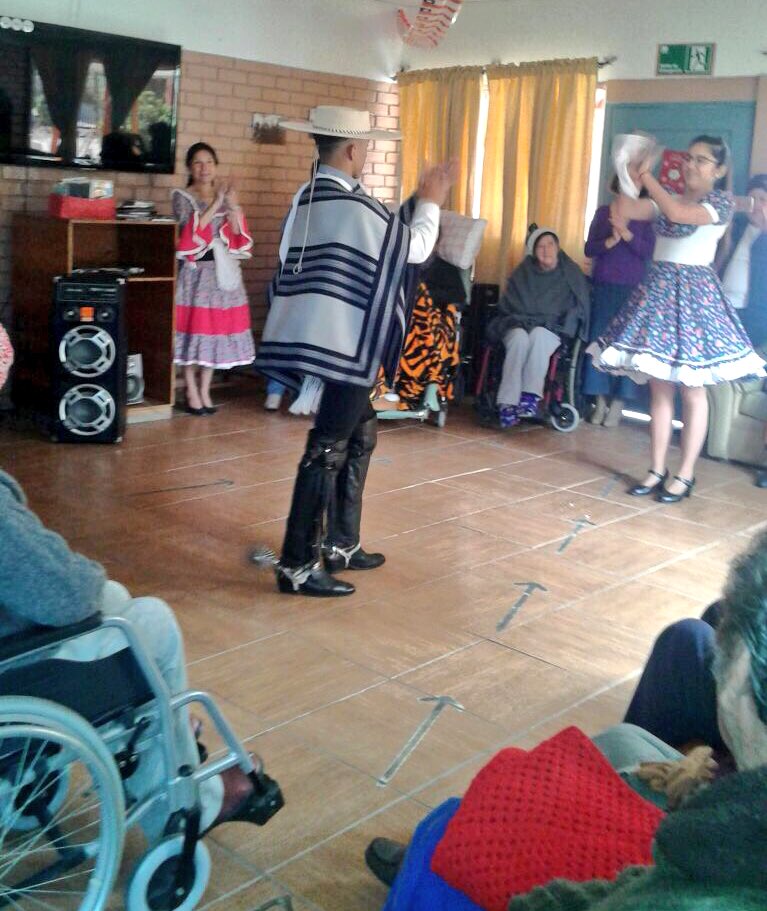 CONAPRAN's tweet photo. #Iquique: Residentes del Hogar "Águilas Blancas" celebraron #FiestasPatrias junto a voluntarias de #CONAPRAN 👴🏻👵🏻🇨🇱 https://t.co/TQd7FGLF0e
