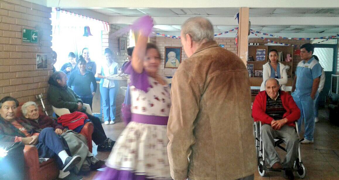 CONAPRAN's tweet photo. #Iquique: Residentes del Hogar "Águilas Blancas" celebraron #FiestasPatrias junto a voluntarias de #CONAPRAN 👴🏻👵🏻🇨🇱 https://t.co/TQd7FGLF0e