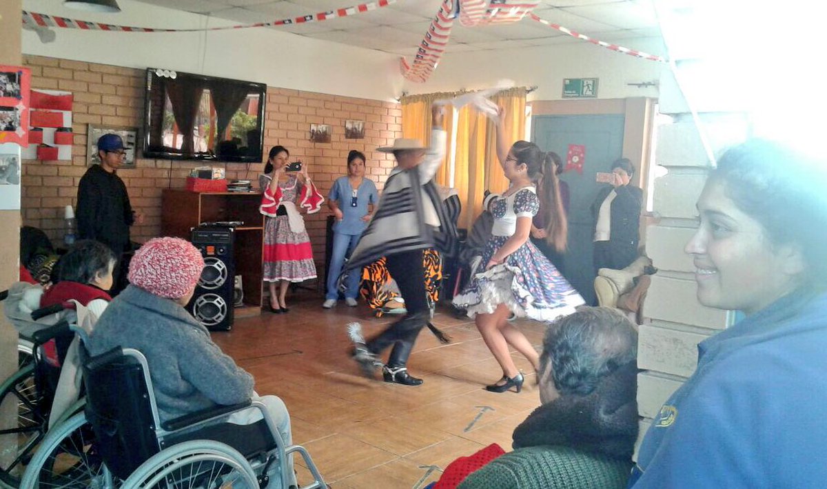 CONAPRAN's tweet photo. #Iquique: Residentes del Hogar "Águilas Blancas" celebraron #FiestasPatrias junto a voluntarias de #CONAPRAN 👴🏻👵🏻🇨🇱 https://t.co/TQd7FGLF0e