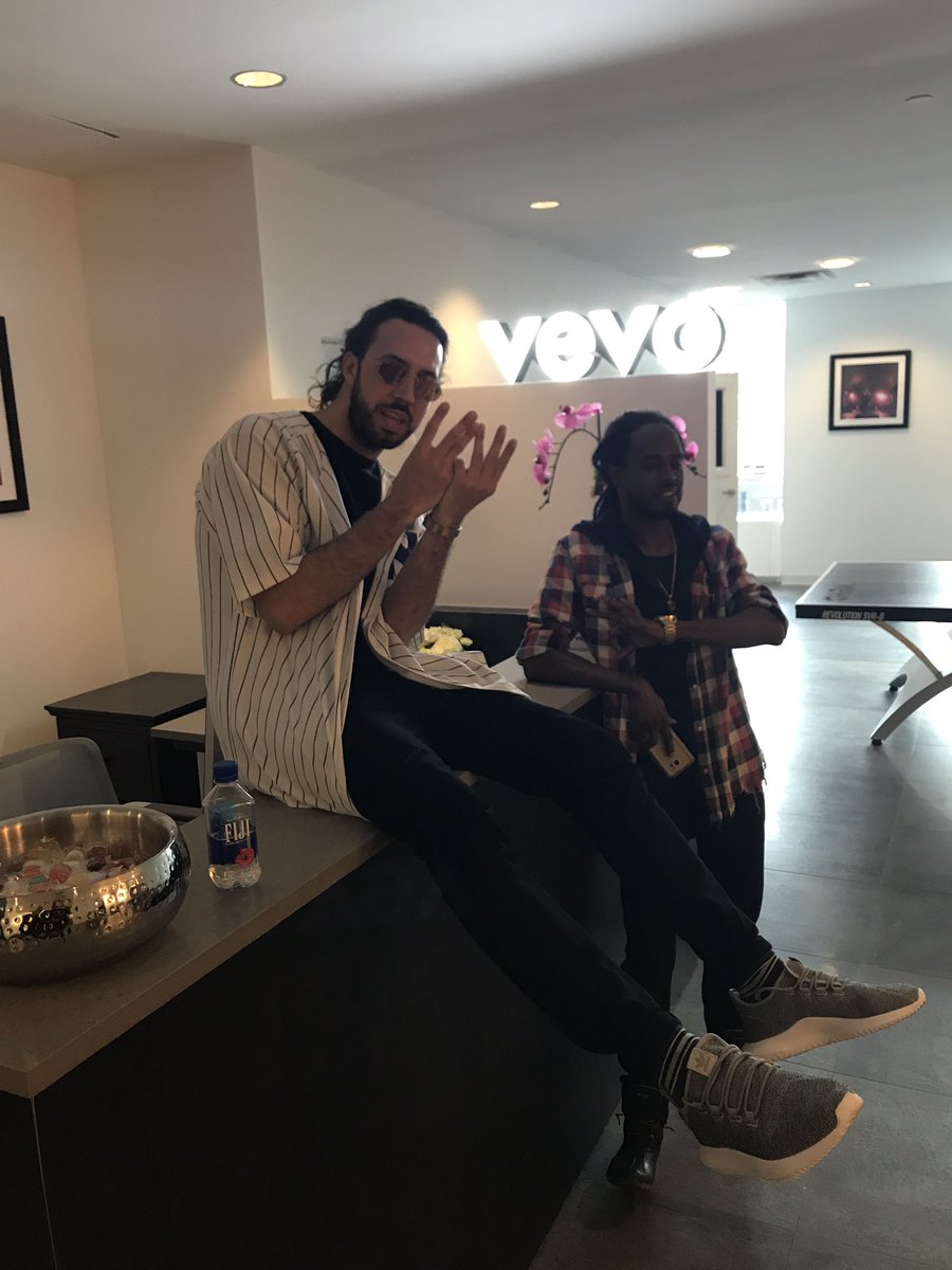 DJBILLEKNIGHT's tweet photo. @adamwise_ x @iamflowcaine x @vevo #NewYorkPromoRun @wisepeopledotcom #oneumbrellapromo☂️ https://t.co/r2r0ZmaZ62