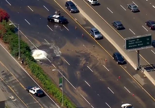 sandiegonewz's tweet image. 4 water main breaks, sinkhole make a mess in MV dlvr.it/Pn3Zhc #sandiego