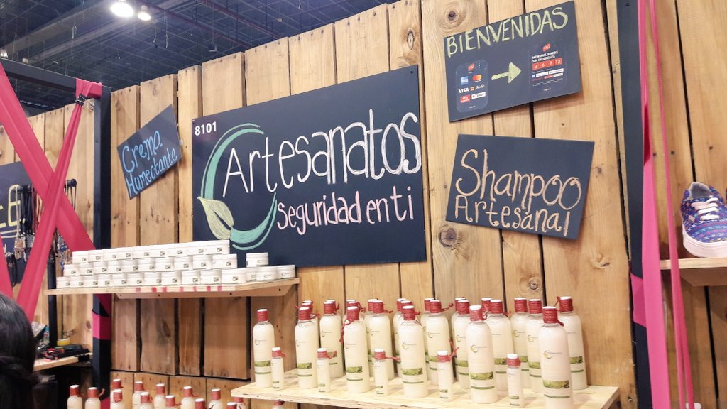 artesanatosmex's tweet photo. Continuamos, penúltimo día en la #SemanaDelEmprendedor en @CentroCitibnmx. Los invitamos a conocer los productos #Artesanatos. 
#Stand8101 https://t.co/tdf1a7EOd2
