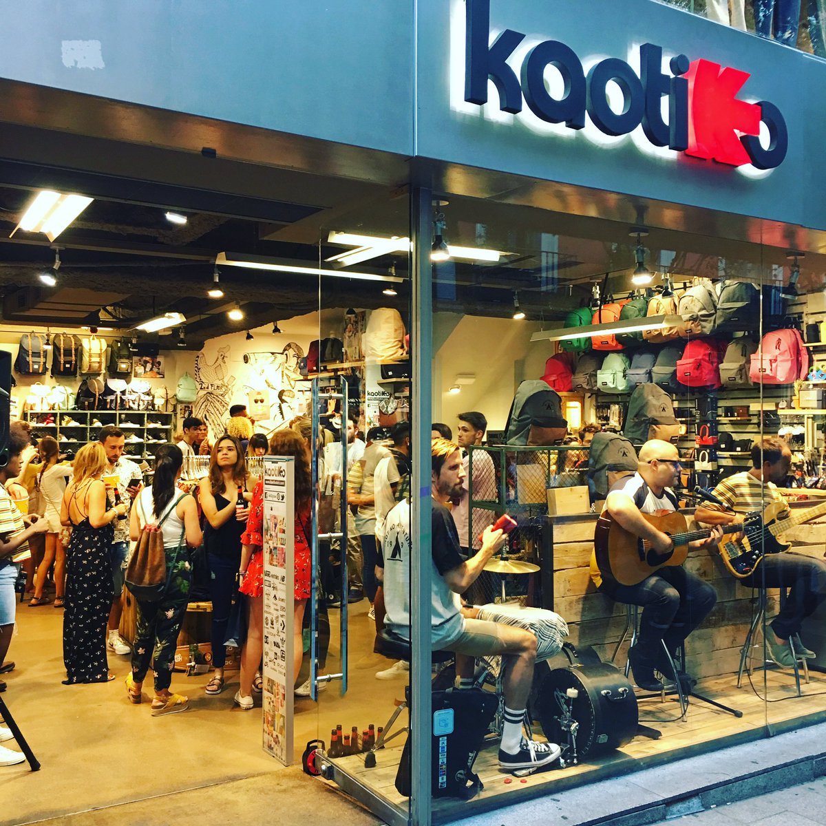 Estamos de #aniversario! 2 años que <a href="/Kaotiko_BCN/">Kaotiko_BCN</a> abrió su #flagship en la calle #fuencarral. Y lo celebramos con #musica, cervezas y risas