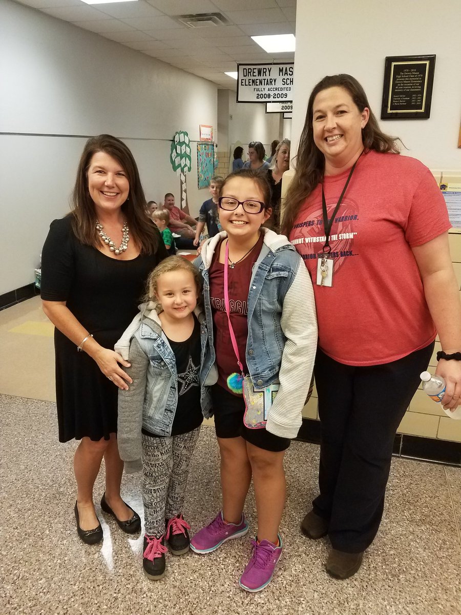 dmelementary's tweet photo. We had a great Back-to-School picnic Tuesday night at DME- rain and all! https://t.co/rcKZm7rZuL