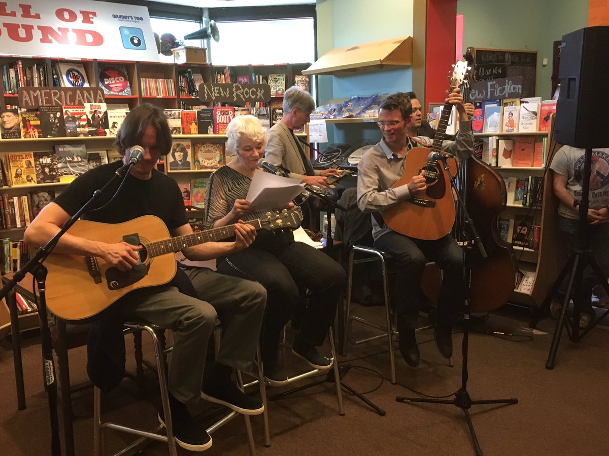 Howlin' Books tweet media