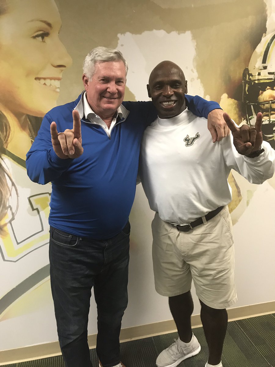 USFFootball's tweet image. Throw those horns up!
Great to have @ESPN_CoachMack in Tampa for Friday's @espn broadcast. 

#BullStrong 🤘💪