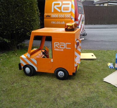 Ambassador_RAC's tweet image. #tbt The mini @TheRAC_UK van from our xmas Tv advert a few years ago having its annual service and road test 😂