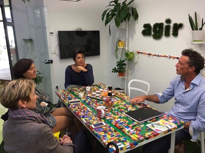 LyndaLahalle's tweet photo. Ce matin visite de @_Vitamean avec @SophieGaugain innovation et talents en @RegionNormandie. Découverte de la famille #Artishow https://t.co/6vq97O9ijd