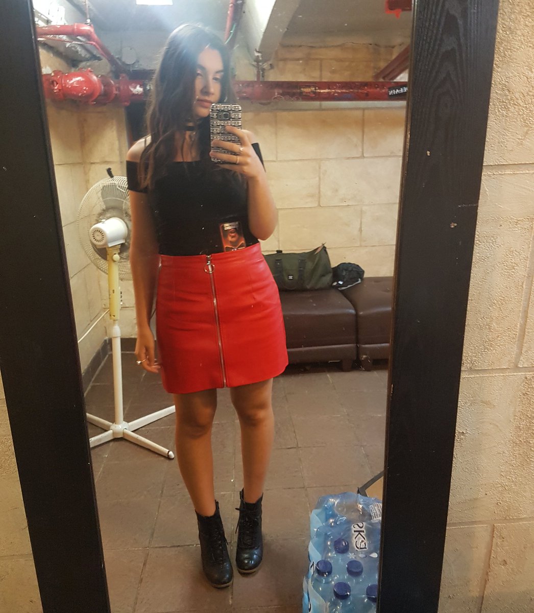 AliciaAtout's tweet photo. The pipes and I totally planned the whole red thing. #Backstage #InterviewMode https://t.co/RTkVviwjrO
