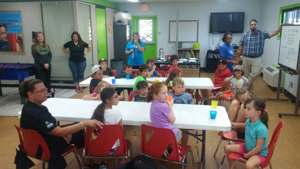 More of the kids checking out the new kitchen (not shown) https://t.co/qSSyPrkTaY