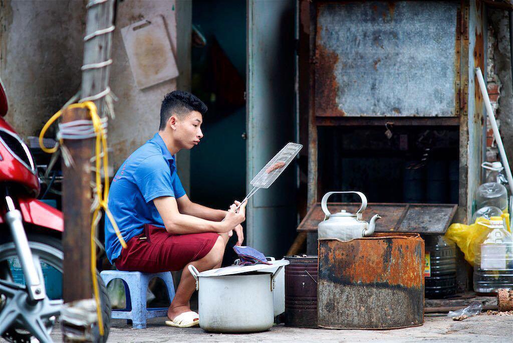 Roasting sausage along the railway track ▫️📷 2017 #hanoi #vietnam #streetphotography