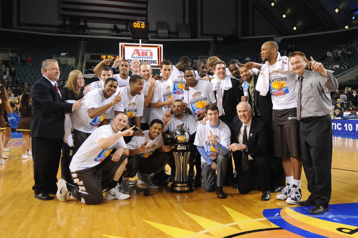 BonniesMBB's tweet photo. #ThrowbackThursday to our 2012 Atlantic 10 Champions ... champions forever. #Unfurl https://t.co/69ZaUs8cUu
