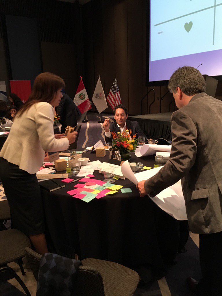 PatriciaCanepa's tweet photo. En plena dinámica de design thinking #ForoRH2017 https://t.co/7qnEXFl07w