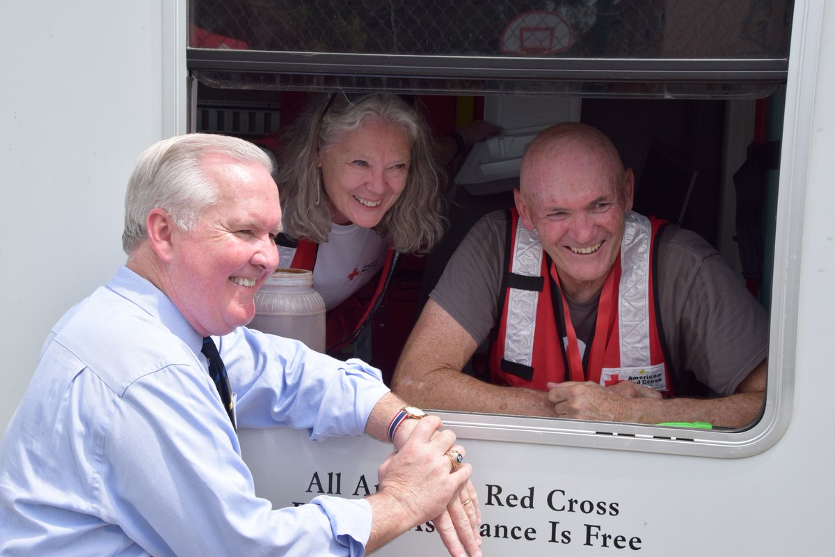 CityofTampa's tweet photo. Thank you to the volunteers &amp;donors who helped deliver meals to those affected by #HurricaneIrma! @BobBuckhorn @TBlightning https://t.co/3GsChMfKaz