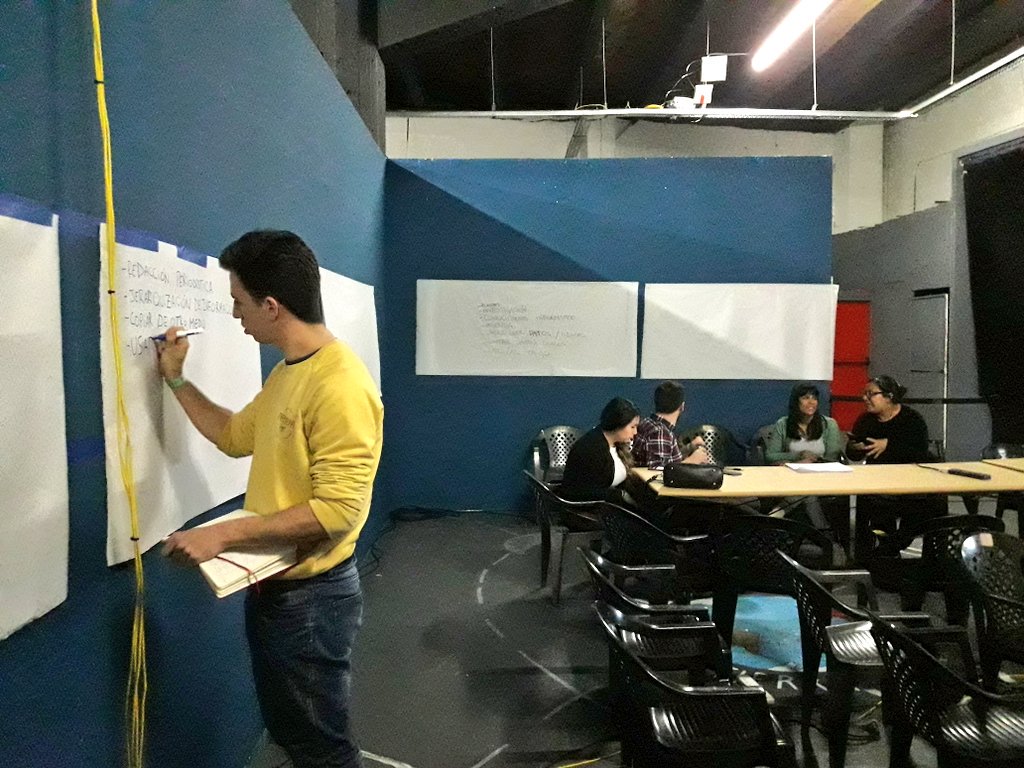 DataConcepcion's tweet photo. #WorkshopsDC Comienzan a trabajar los grupos en el taller Nuevos skills x @AdrianPino22. https://t.co/Qx67n2Q2iw