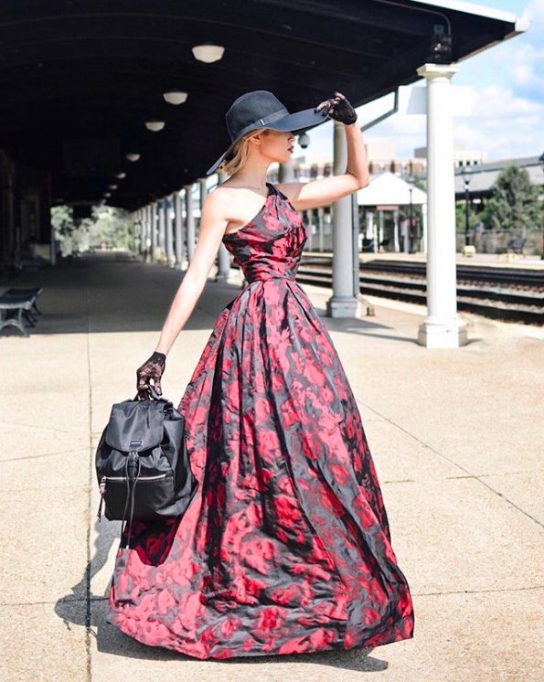 SamsoniteUSA's tweet image. Versatile and chic. Fashion blogger The District Darlings, with our Karissa bag. #WorkNotWork