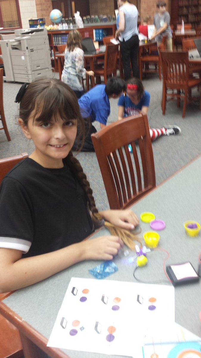 Our first Wired Crew meeting. Coding, robotics, circuits and more! <a href="/GMSNLibrary/">Gigi Kimball</a> @pgreen304 <a href="/wordyKylie/">KP</a> <a href="/Geneva_Library/">Geneva_Library</a>