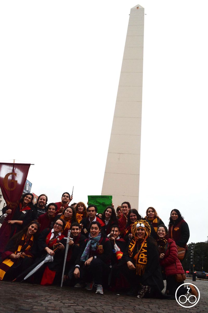 ChpArgentina's tweet photo. Las fotos de la #PotterWalk Buenos Aires ya están en nuestra página ➡️ https://t.co/D2Cu8pch0w ✨ https://t.co/v95oTYkv93