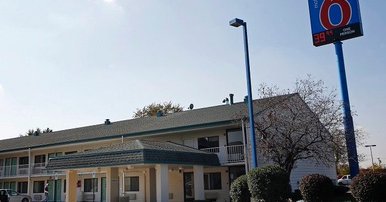 H_Town_74's tweet image. Phoenix.@motel6 OUTED for CALLING I.C.E. on #UNDOCUMENTED Patrons
#TheResistance #CNN #MSNBC