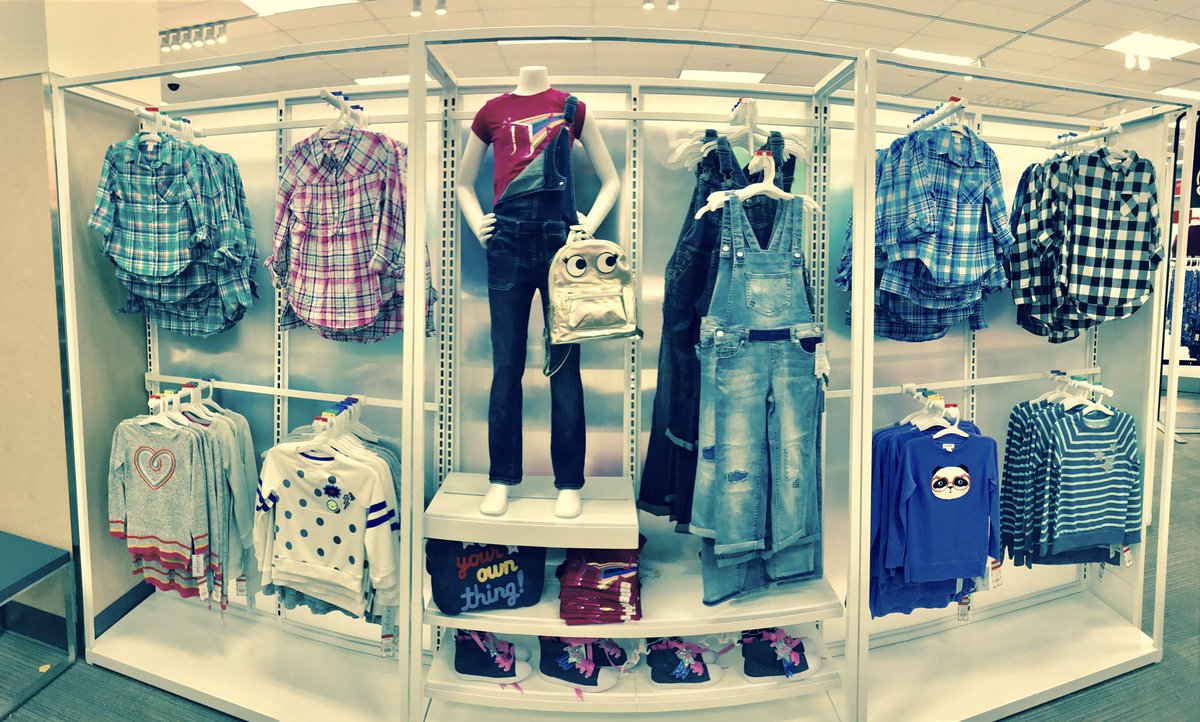 Angelsan2475's tweet photo. Coats , sweat shirts and long sleeves starting to roll in... #bronxterminal #t2475 #girls https://t.co/BTdve8raHi