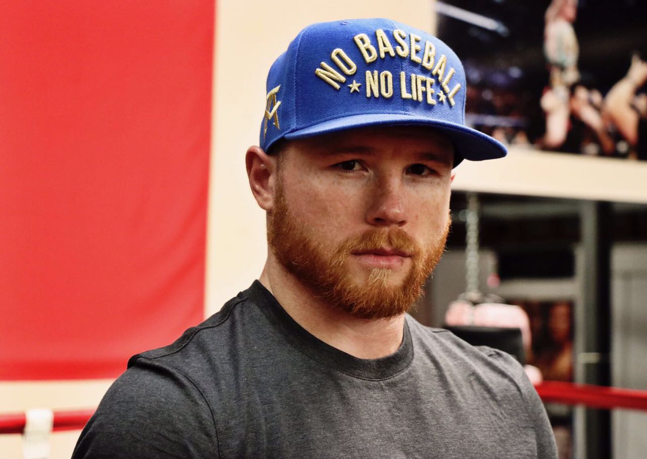 Canelo Álvarez con gorra de "NO BASEBALL NO LIFE"