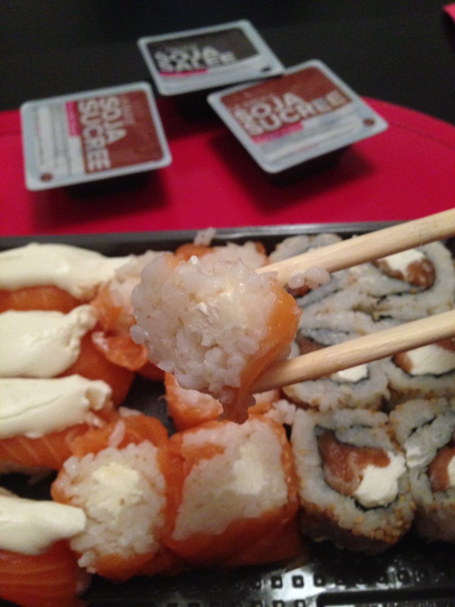 MathiasMtrt's tweet photo. .@PlanetSushi Vous appelez ça un "fresh roll"? Moi j'appelle ça un "fresh vol" Ça + la moitié de la commande oubliée la dernière fois: 👏🏼 https://t.co/7n4BIquPG7