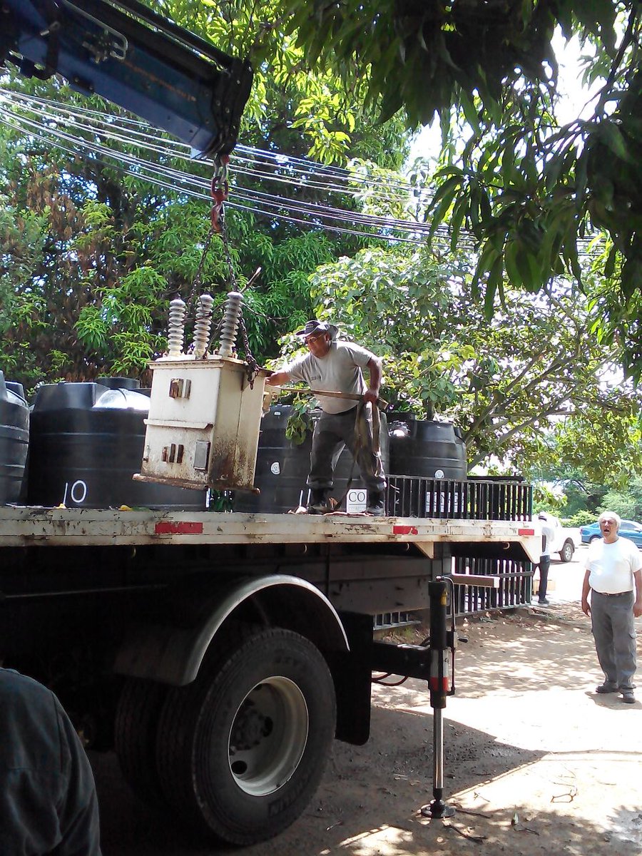 VicentCardenasG's tweet photo. Esfuerzos coordinados, la #Brigada de @ConaguaCampeche apoyando en Laollaga #Oaxaca #FuerzaMéxico https://t.co/g7sy8K7u4i