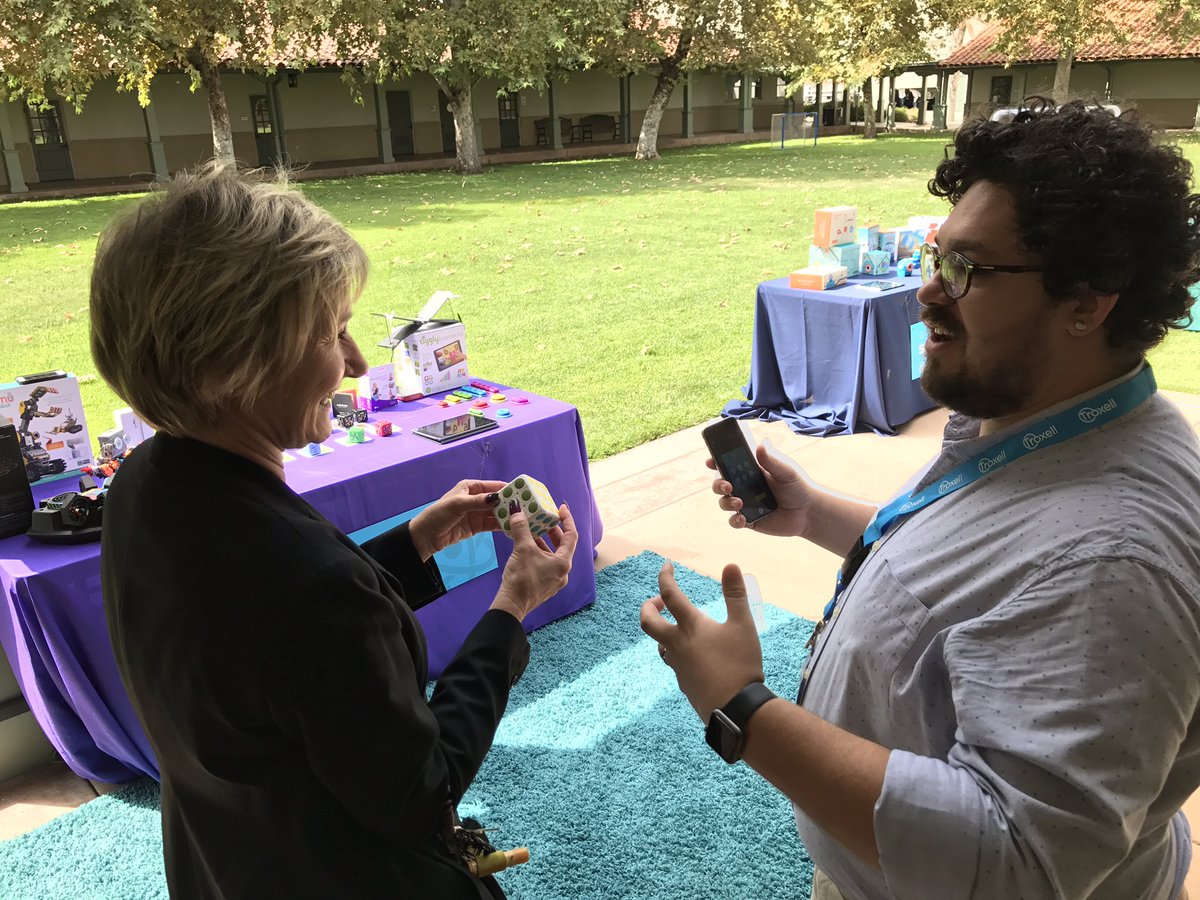 LizLoether's tweet photo. Learning Tech! @CajonValleyUSD #troxstemplayground https://t.co/b7lqRNaO6z