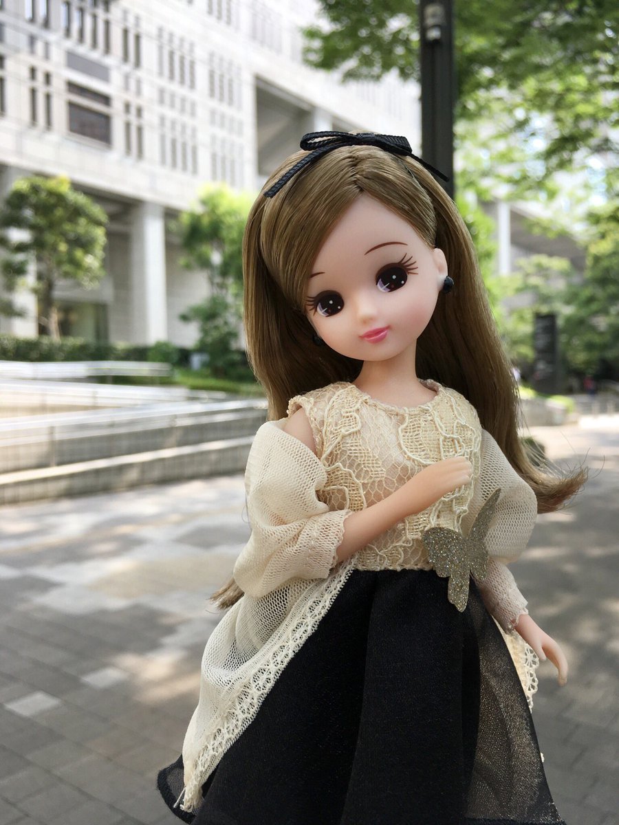 リカちゃん 公式 今日のファッションのポイントは オーガンジーのドレスにちょうちょのアクセサリー ちょっぴり背伸びした 大人コーデ いつもよりおしゃれなカフェに入ってみようかな Ootd