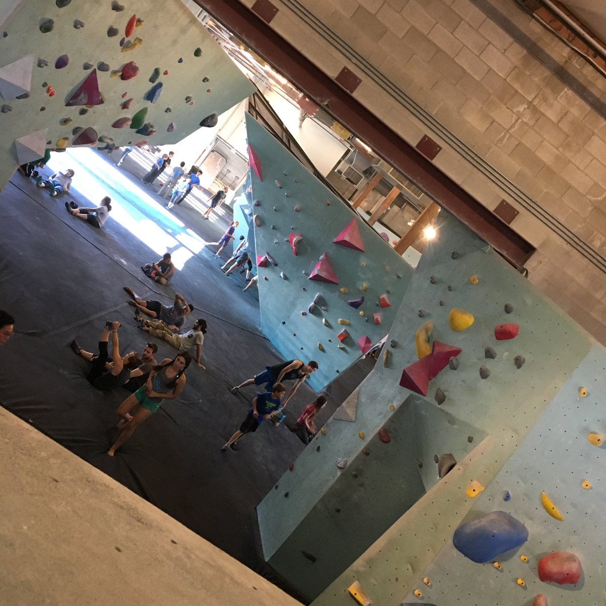 imbaoss's tweet photo. Seattle Bouldering Project #sbp #indoorbouldering #fingertiprippinggood https://t.co/ulffxqEF26