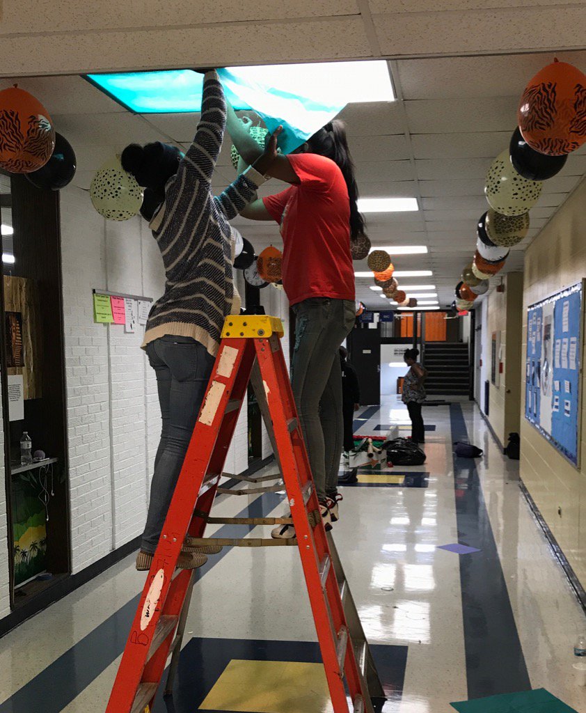 TheHawkEmpire's tweet photo. #laborsoflove @thehawkempire tonight while Ms. Allison and Sr. class reps decorate halls for #HawkHomecoming https://t.co/caSPaksHEG